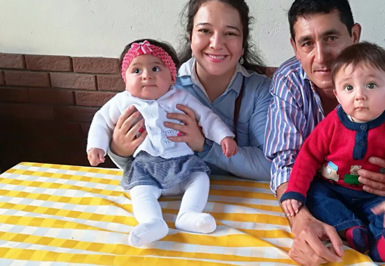 Eduardo y Katerine
se conocieron en el Club. Los dos solteros sin hijos y ahora conforman una bella familia con sus lindos mellizos.