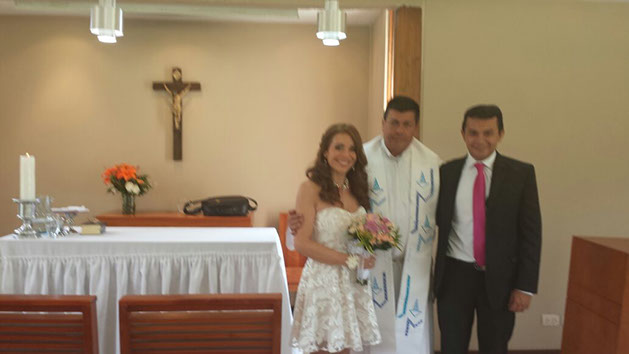 Angela Villa y Javier Buenaventura
se conocieron en una fiesta  del Club de Amigos y ahora son una hermosa familia.