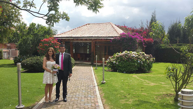 Angela Villa y Javier Buenaventura
se conocieron en una fiesta  del Club de Amigos y ahora son una hermosa familia.